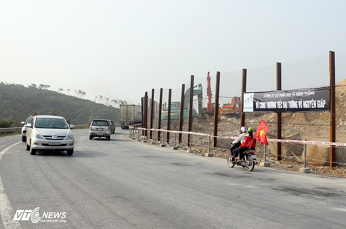 Trên đèo Lý Hòa có công trường đang thi công. Đơn vị thi công treo một băng rôn: 'Vô cùng thương tiếc Đại tướng Võ Nguyên Giáp'.