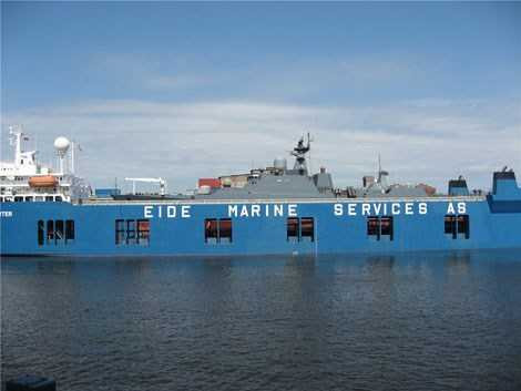 Trong ảnh là một trong 2 tàu hộ vệ Gepard 3.9 của Việt Nam được tàu Eide chở từ Nga về Cam Ranh.