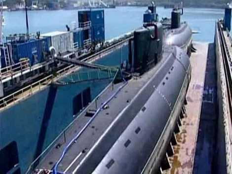 Tàu Eide có thể chở một lúc 2 tàu ngầm cỡ như Kilo (trong ảnh).