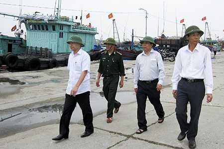 Đồng chí Phạm Văn Sinh, Phó Bí thư Tỉnh ủy, Chủ tịch UBND tỉnh kiểm tra công tác phòng chống bão số 14 tại Thái Thụy