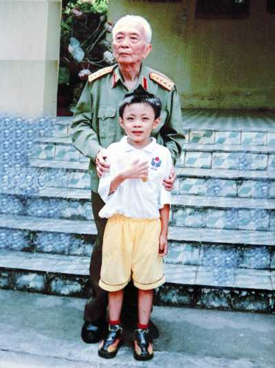 Năm 2005, Hoàng Thân được gặp mặt và có vinh dự được chụp riêng cùng Đại tướng Võ Nguyên Giáp 