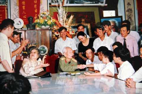Đại tướng Võ Nguyên Giáp bắt tay cậu học trò Hoàng Thân 