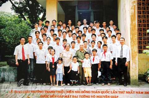 Hoàng Thân cùng các học sinh tham gia cuộc thi Sáng tạo thanh thiếu niên nhi đồng 2005 chụp ảnh cùng gia đình Đại tướng Võ Nguyên Giáp 