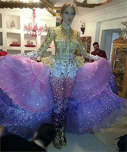 Trang phục dân tộc gây ấn tượng của Maria. 