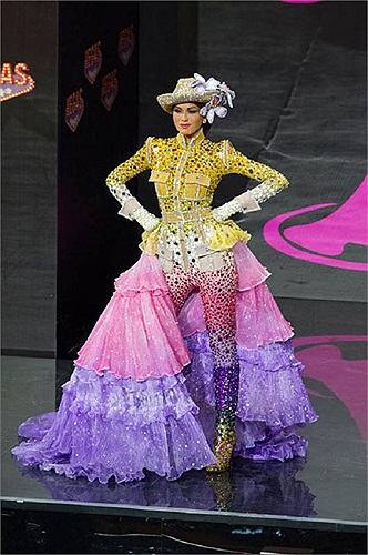 Quốc phục của đại diện Venezuela cũng nằm trong top 5 quốc phục ấn tượng nhất tại Hoa hậu Hoàn vũ 2013.