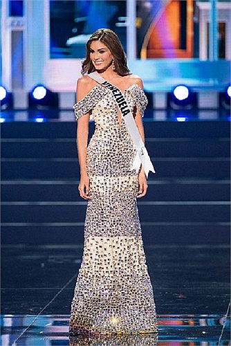 Trang phục dạ hội bó sát cũng giúp Maria khoe được hình thể chuẩn của mình.