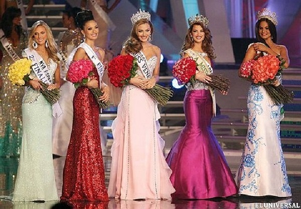 Maria cùng top 5 trong đem chung kết Hoa hậu Hoàn vũ 2013.