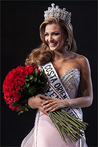 Nụ cười hạnh phúc của Maria trong đêm chung kết Hoa hậu Hoàn vũ 2013.