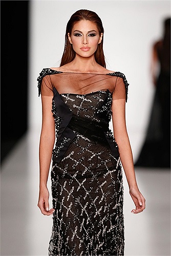 Trong show thời trang cao cấp của hãng Tony Ward - một hoạt động trong khuôn khổ Miss Universe 2013, đại diện Venezuela được chọn trình diễn nhiều mẫu váy.