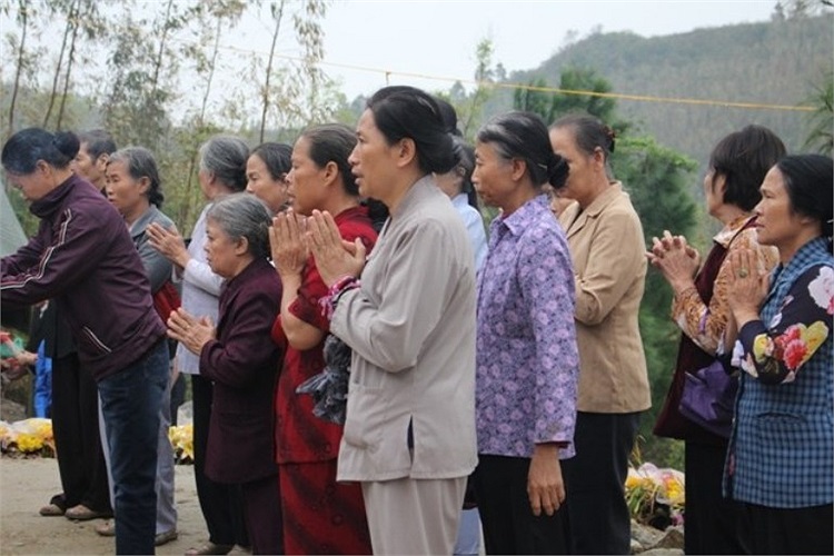 Không ai được mang theo hương, hoa cũng như tiền vàng vào khu mộ Đại tướng. 