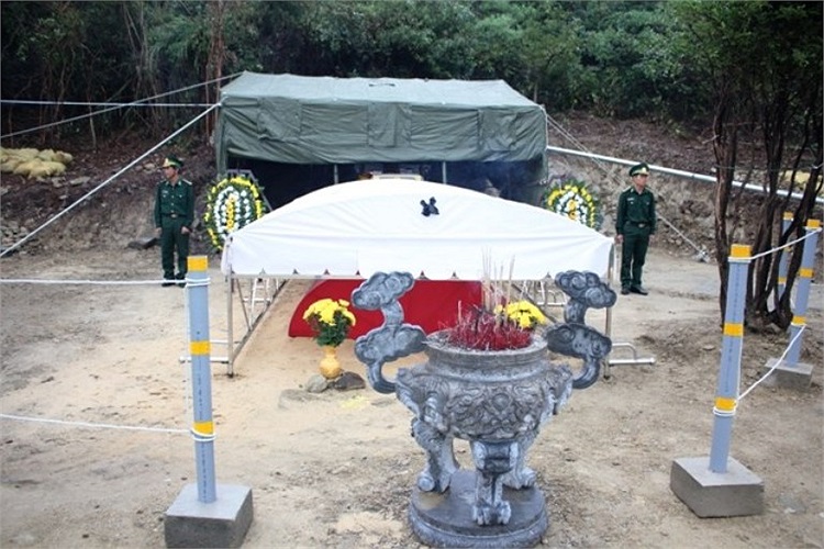 Trước mộ Đại tướng đặt lư hương lớn và gia đình cùng lực lượng cảnh vệ thường xuyên nhang khói cho Người. 