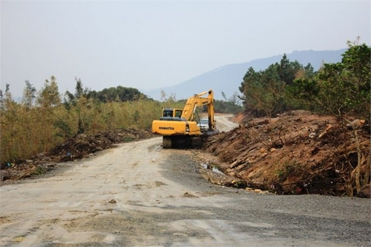 Những ngày gần đây, Quảng Bình thường xuyên xảy ra mưa lớn nên công tác thi công cũng gặp khó khăn. Đội cảnh vệ canh gác mộ Đại tướng cũng được chia làm 4 vòng.