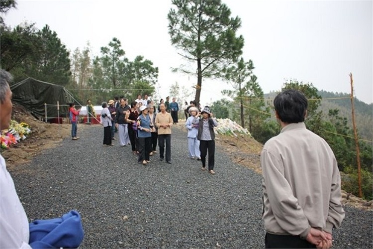 Tất cả túi xách, đồ dùng cá nhân cũng đều phải để bên ngoài. 