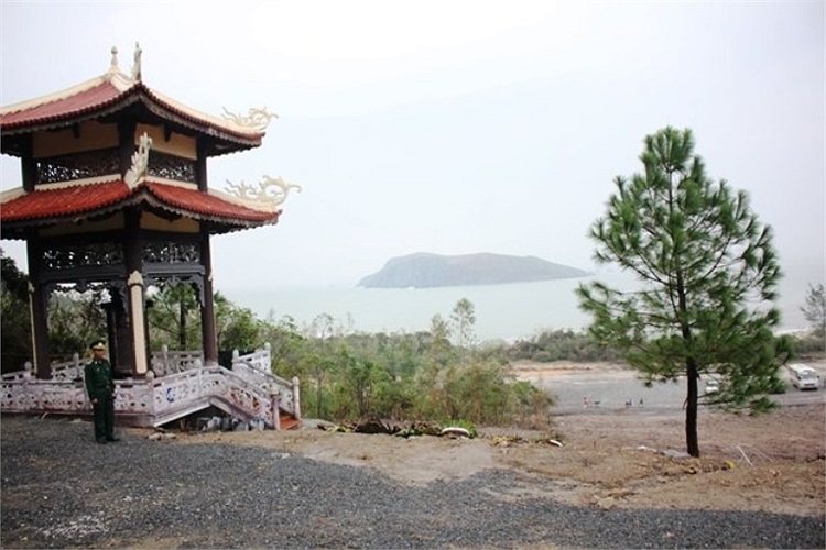 Đi thêm một đoạn, đến tháp chuông sẽ có cảnh vệ nhắc nhở và hướng dẫn lối đi đúng cho người dân