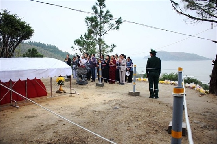 Và nơi viếng Đại tướng có lực lượng cảnh vệ đứng gác bên mộ và lực lượng tiếp đón, hướng dẫn người dân khi vào hành lễ. 