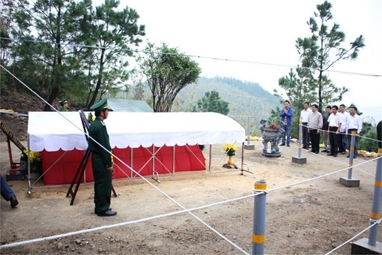 Mộ Đại tướng đang được che bằng khung kim loại, trên cùng mới bố trí mái hiên che. 