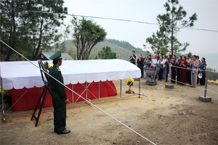 Người dân đến viếng mộ Đại tướng sẽ đứng cách mộ khoảng 3m, được ngăn bởi hàng rào dây. 