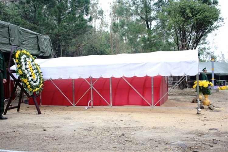 Mộ Đại tướng đang được che phủ chắc chắn, tránh mưa, nắng. 