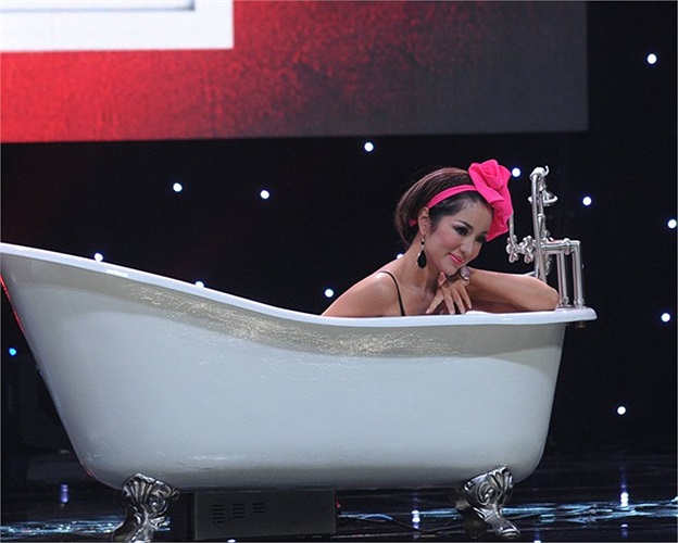 Thúy Nga cho biết, có 4 vở kịch được diễn trong liveshow. Mỗi vở kịch mang màu sắc khác nhau nhưng đều nhận được sự ủng hộ nhiệt tình của khán giả. 