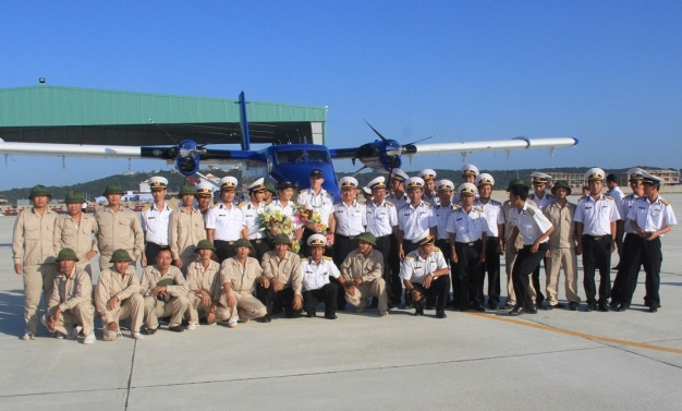 Thủ tưởng Bộ Tư lệnh Hải quân tặng hoa cho kíp lái Việt Nam và chuyên gia Canada đã bay thủy phi cơ về Việt Nam an toàn. Ảnh: Duy Khánh 