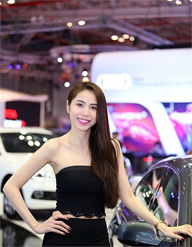 Thủy Tiên đẹp rạng rỡ tại triển lãm ô tô sáng nay