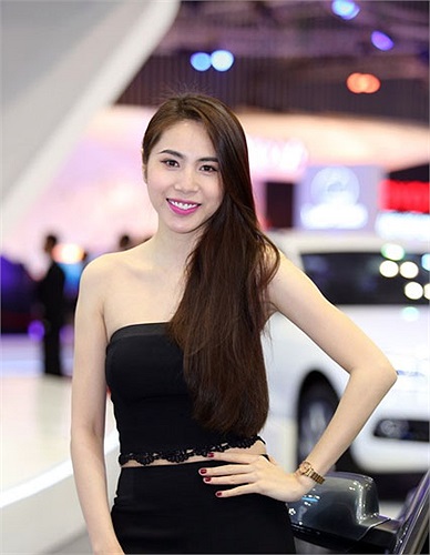 Cô mặc áo trễ nải khoe vai trần gợi cảm