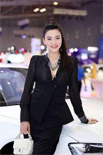 Trang Nhung 'ton sur ton' toàn đồ đen