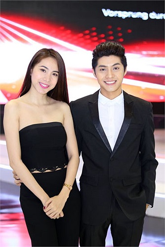 Thủy Tiên bên cạnh ca sỹ Noo Phước Thịnh