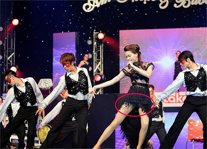 Hồ Ngọc Hà là nghệ sỹ hầu như chưa bao giờ gặp sự cố về trang phục bởi cô đặt sự an toàn lên hàng đầu cho hình ảnh của cô. 