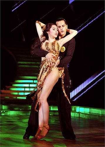 Lấy phong cách sexy làm chủ đạo và thường xuyên có những bộ cánh ngắn ngủi, quần ngắn mặc trong giúp Thủy Tiên tự tin thể hiện vũ đạo sôi động mà không lo bị lộ hàng.