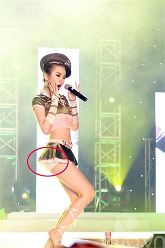 Bộ đồ diễn tai tiếng của Angela Phương Trinh, chiếc quần ngắn màu trắng cũng không thể cứu vãn được.