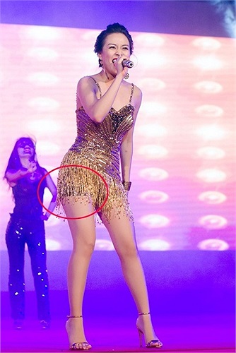 Xây dựng hình tượng ca sỹ gợi cảm, trang phục biểu diễn của Hoàng Thùy Linh luôn quyến rũ hết cỡ.