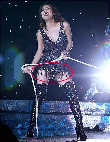 Thế nên cô không thể thiếu 'vũ khí' bảo đảm là những chiếc quần chống 'lộ hàng'.