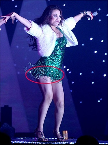 Hoàng Thùy Linh vô tư biểu diễn những động tác vũ đạo bốc lửa nhất.