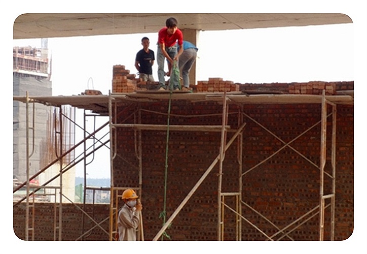 Dự án đang xây dựng phần nối giữa các tòa nhà trong đó có hạng mục như hệ thống bể bơi ngoài trời...