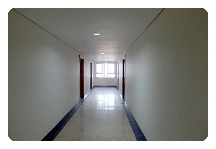 Hành lang các tòa nhà dự án chung cư Văn Phú Victoria. Chủ đầu tư đã xây dựng các căn hộ mẫu thuộc tầng 6 - CT 9 chung cư Văn Phú - Victoria