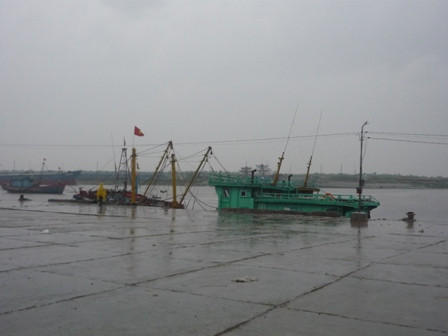 Các ngư dân cũng đã lên bờ tránh bão 