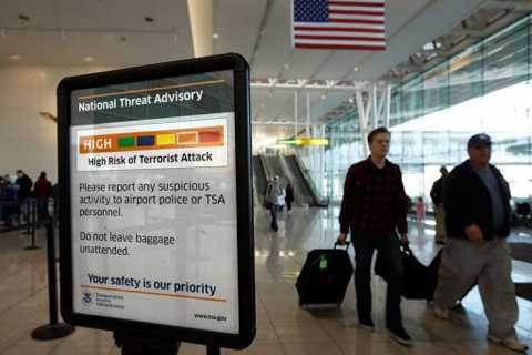 đánh bom sân bay Mỹ