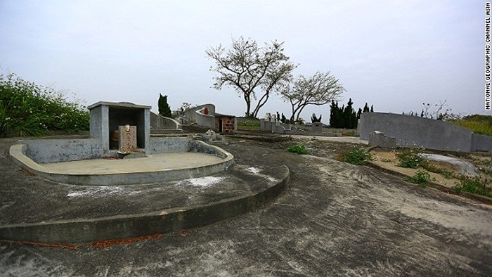 Trường học Tat Tak bị bỏ hoang ở Hồng Kông là chủ đề của rất nhiều câu chuyện đáng sợ về hồn ma của người phụ nữ mặc áo đỏ hay những người tự sát tại đây.