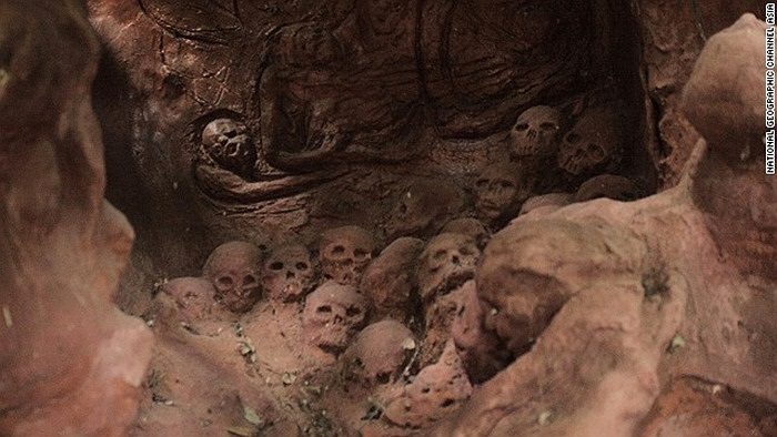 Hang Okinawa (Nhật Bản) nổi tiếng bị ma ám từ hồn ma của những đứa trẻ đến các võ sĩ Samurai với những tiếng gào thét kinh sợ. Tuy nhiên, cuối Thế chiến II, quân Nhật thất trận, nhiều binh lính cũng như người dân đã đến đây tự sát 