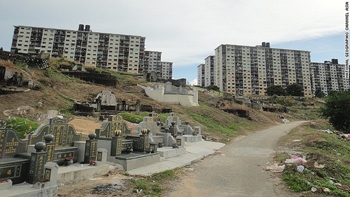 Bảo tàng chiến tranh Bukit Hantu tại đồi Ma ở Penang (Malaysia) là một pháo đài cổ của Anh bị đồn có một hồn ma đã ám nguyền nơi này. 