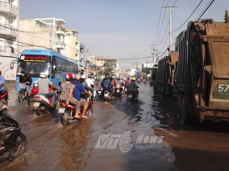 Đến 9h sáng 17/10, nước vẫn còn ngập sâu khiến người đi đường lưu thông vất vả