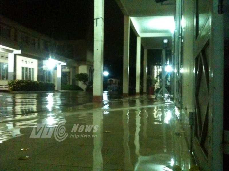 Nước ngập nhà thờ, bệnh viện, trường học