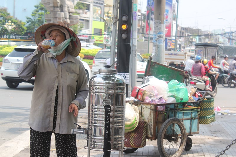 TP.HCM, trà đá, tình người, ve chai, vé số, Võ Văn Tần, từ thiện