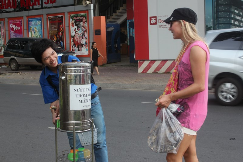 TP.HCM, trà đá, tình người, ve chai, vé số, Võ Văn Tần, từ thiện