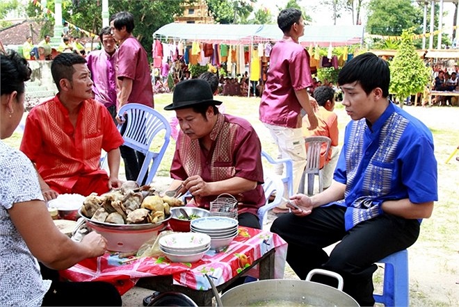 Vì bộ phim có rất nhiều cảnh quay hành trình trên đất bạn, nên các nhân vật đều có rất nhiều câu thoại bằng tiếng Campuchia.