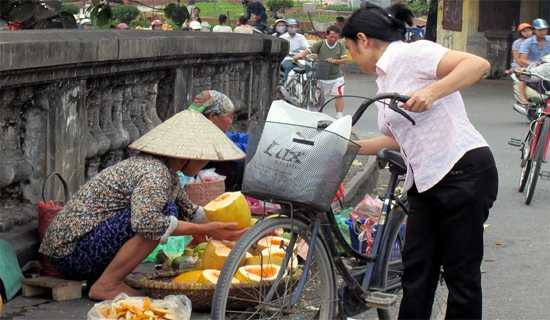 Thi thoảng có người khách vào hỏi mua dưa vàng siêu rẻ