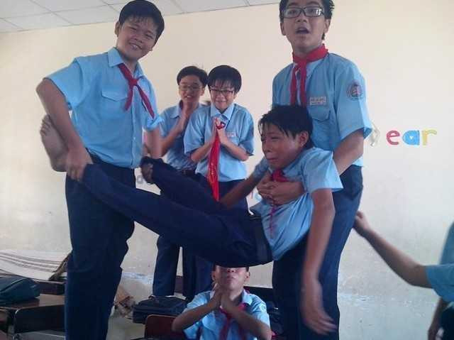 Nhìn biểu hiện của cậu học sinh này đủ biết trò đùa này tai quái như thế nào.