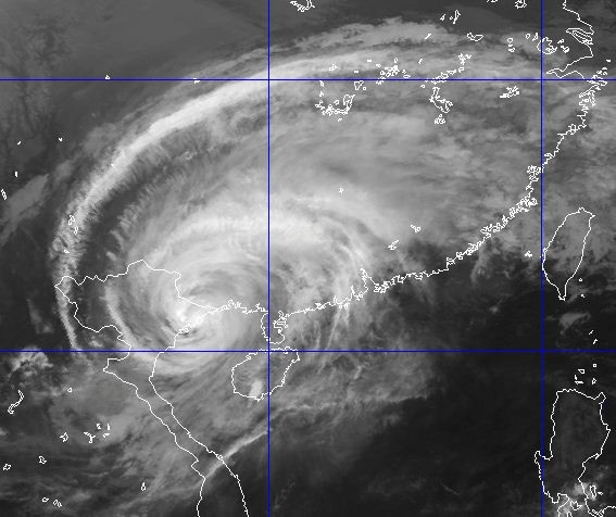 09 giờ sáng nay, vị trí tâm bão ở vào khoảng 21,8 độ Vĩ Bắc; 107,1 độ Kinh Đông, trên khu vực biên giới Việt - Trung. 