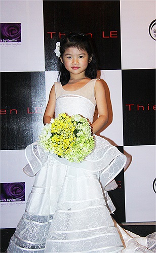 Cô bé thu hút tất cả mọi ánh nhìn bởi vẻ đẹp hồn nhiên, trong sáng.